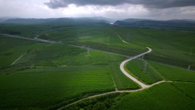 在高速公路上行驶蜿蜒的路沿途风景郊区的路