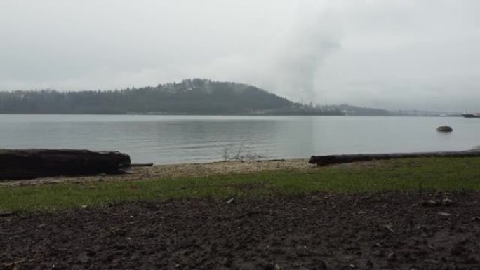 下雨天的背景山湾岸