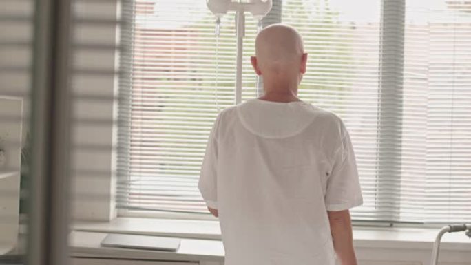 医院中患有癌症的秃头妇女的后视图