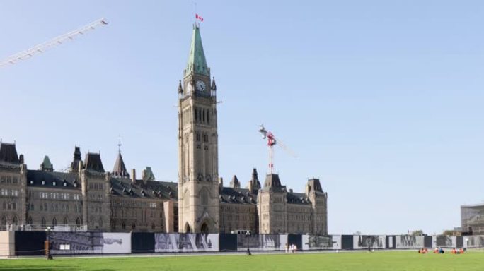 一个阳光明媚的夏日午后，渥太华加拿大议会大厦正在翻修