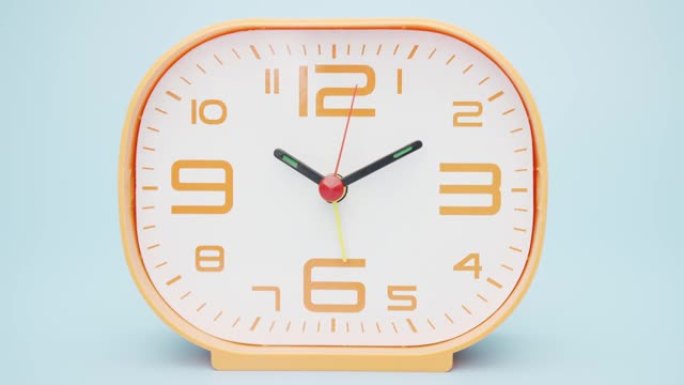 橙色闹钟隔离在蓝色背景、放映时间上午10:10或下午。