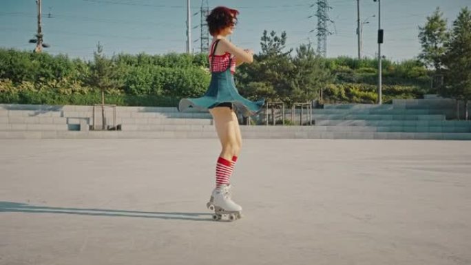 穿着经典旱冰鞋的年轻漂亮女士独自在城市公园滑冰，户外跳舞