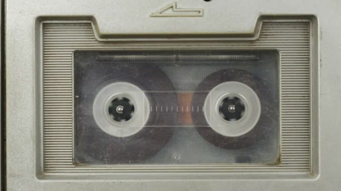 录音机倒带插入其中的录音带。倒带并停止录音带。老式录音带。