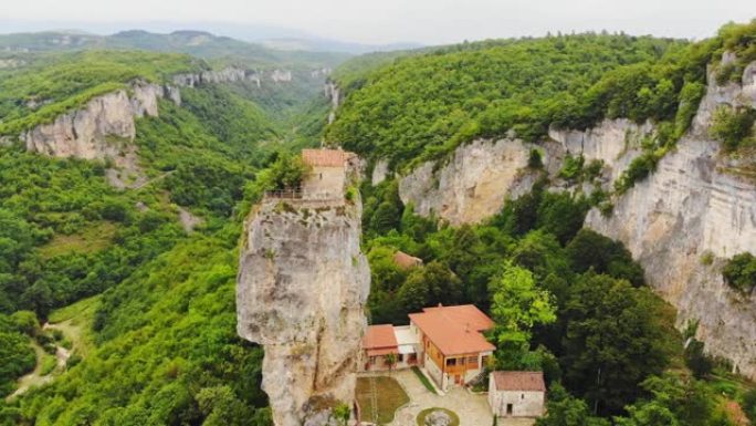 卡茨基支柱。卡茨基村附近的男子修道院。东正教教堂和岩石悬崖上的住持牢房。佐治亚州伊梅雷蒂。
