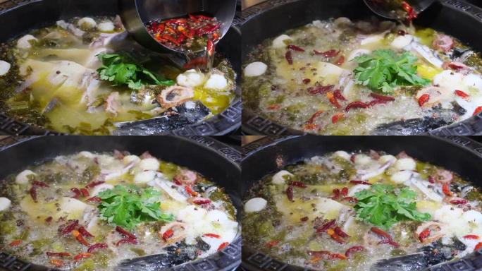 将热腾腾的辣椒油倒入鱼汤和酸菜中。慢动作。