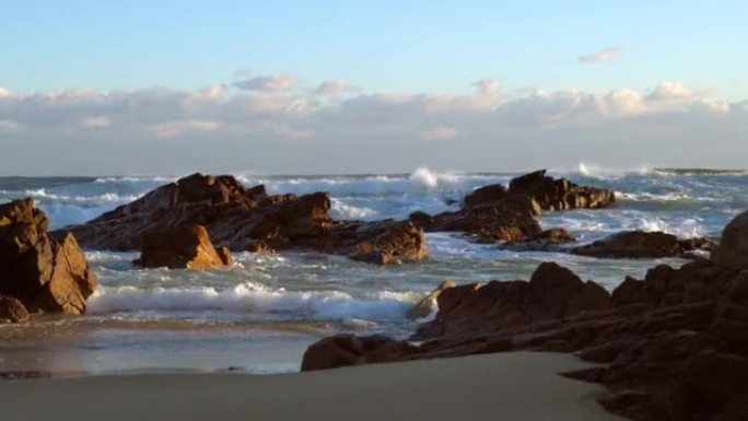 韩国江原道强大的海浪