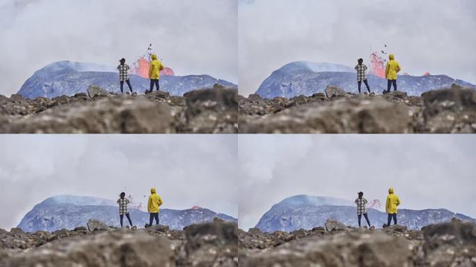 几个旅行者欣赏火山爆发的景观
