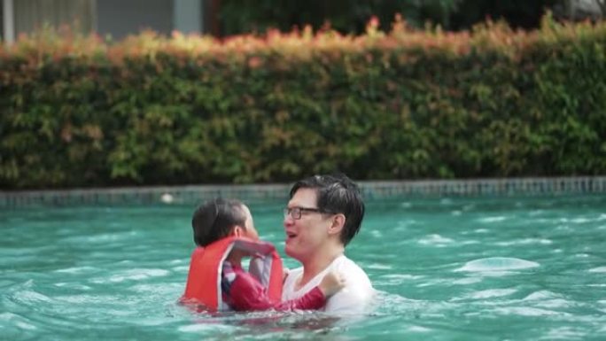 亚洲家庭在户外游泳池享受