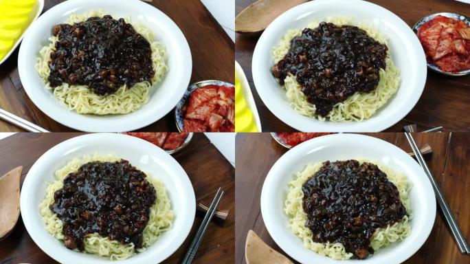 韩国传统面条jajangmyoon，黑豆酱韩国面条，猪肉和蘑菇。