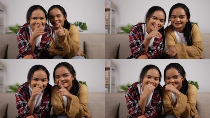 双胞胎女孩指着相机