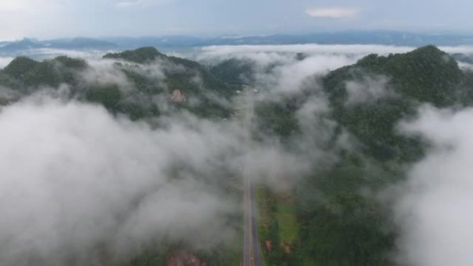 在雾的热带山脉上空飞行，空中视频