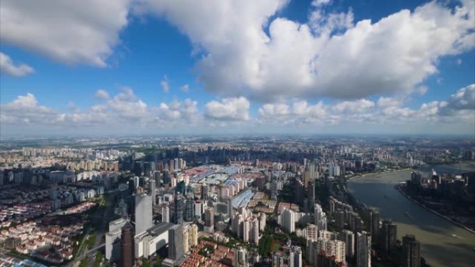 多云的下午上海城市的时间流逝，上海天际线的鸟瞰图，黄浦江上的船只航行，道路上繁忙的交通，云层移动和阴