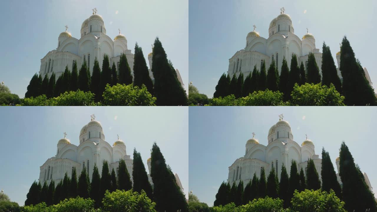 俄罗斯下诺夫哥罗德州Diveevo 07/10/2021。圣三一迪维耶沃修道院在夏日。萨罗夫六翼天使