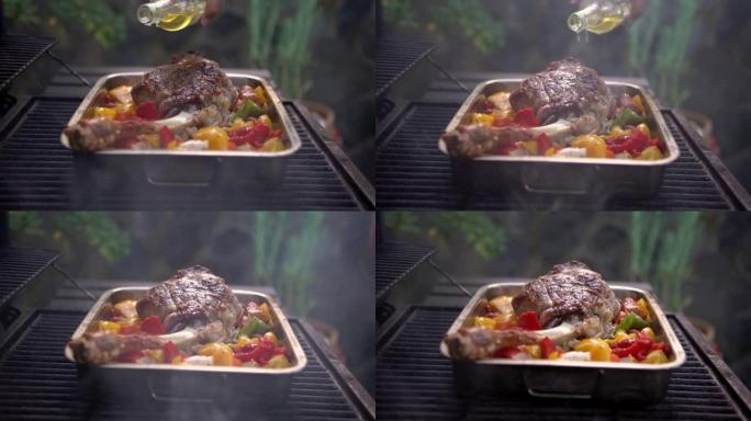 烤羊肉腿，配上辣椒和土豆，放在金属盘里