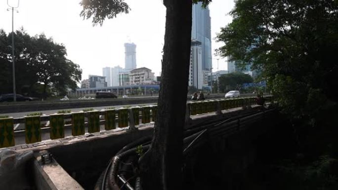 慢动作: 印度尼西亚雅加达苏迪曼街的绿地，在猖獗的新型冠状病毒肺炎大流行季节限制公共汽车