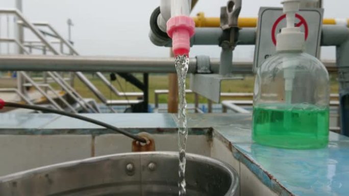 通过水泵或自来水填充自来水的过程通常用于饮用，洗涤，烹饪和冲洗厕所