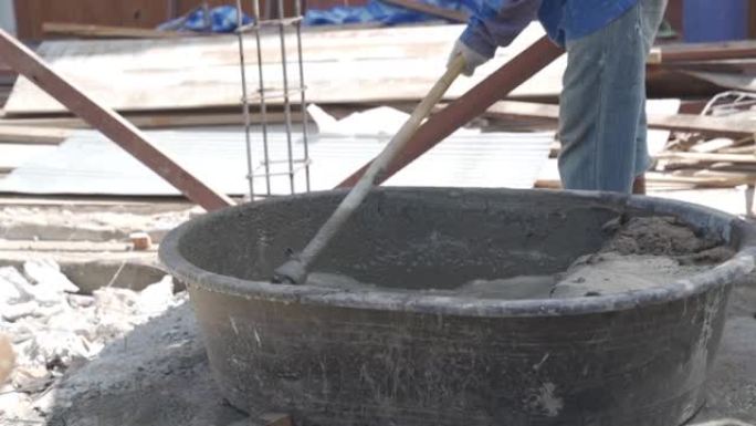 工人在建筑工地浇筑水泥。