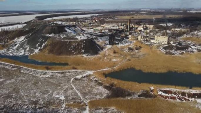 化石提取工厂的航拍。无人机飞越工业采矿坑。背景下美丽的冬季全景景观。环境污染问题。制造的概念。