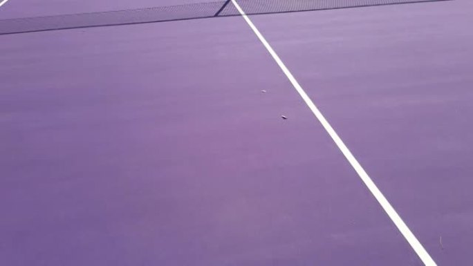 无人机在鲜艳的网球场上缓慢飞行