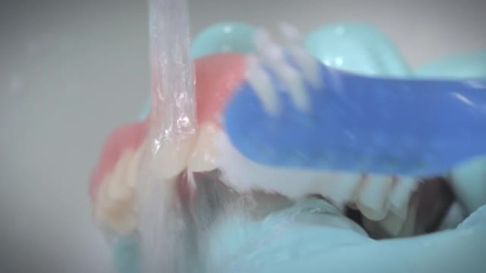 特写镜头显示用流水刷假牙。