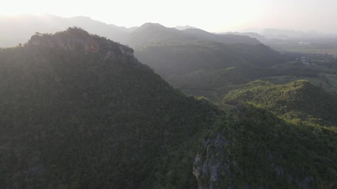 绿山与太阳在日落，空中拍摄