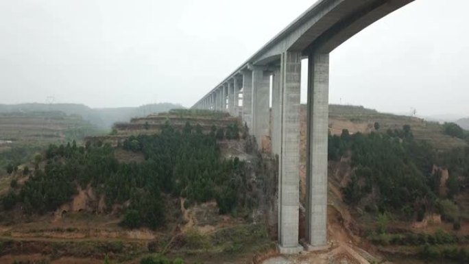 中国西部陕西省新建高速公路上的汽车很少
