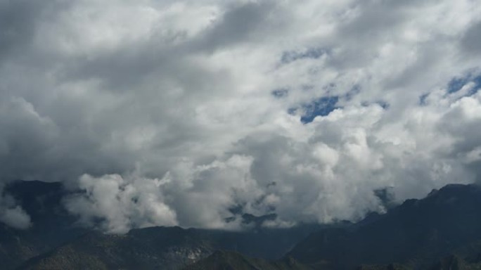 4k浮肿的云团在世界屋脊西藏山顶和山谷上空滚动。