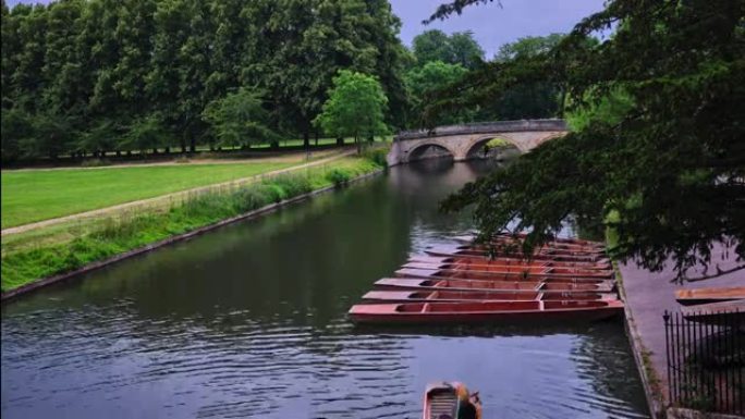 剑桥卡姆河上船只的延时摄影