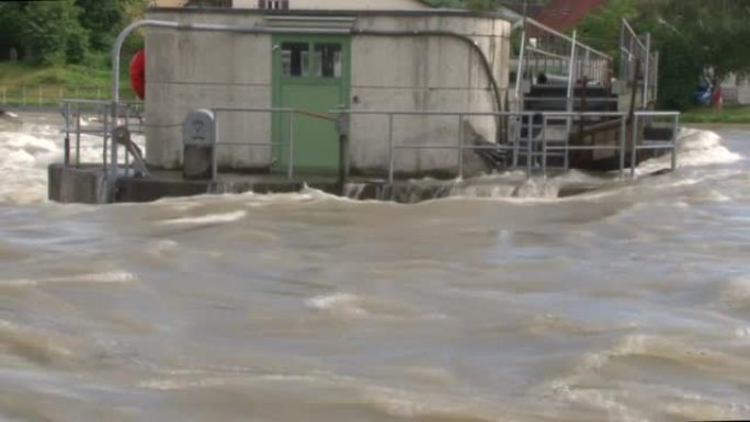 洪水、洪水附近的河流、水电、大坝墙、电站/视频