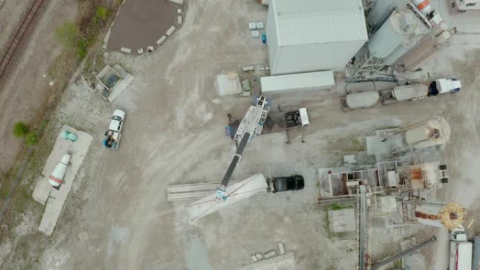 空中无人机视图。起重机在工厂卸下承运人的卡车。宽幅以上