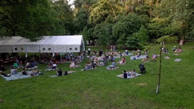 乌克兰利沃夫-2021年7月19日: 人们躺在公园里听音乐