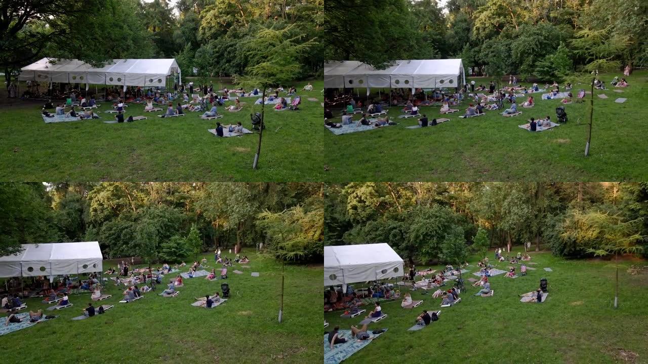 乌克兰利沃夫-2021年7月19日: 人们躺在公园里听音乐
