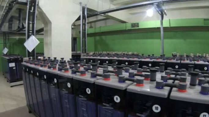 一排排工业蓄电池。用于备用或不间断电源的房间。