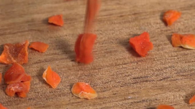 干胡萝卜落在木质表面上，特写，宏观。慢动作