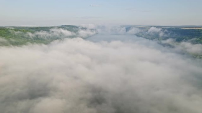 空中无人机视图。摄像机在天空中飞过。河面布满晨雾。平静的背景，放松，地球之美，自然概念