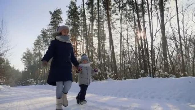 穿着暖和衣服的孩子在雪道上奔跑