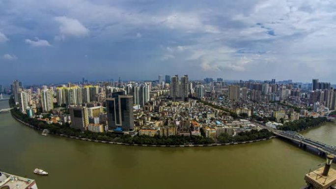 暴雨在大都市上空的白天。