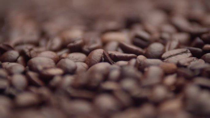棕色咖啡豆，微距摄影。烤咖啡豆特写。生产具有咖啡因含量的热饮产品的概念