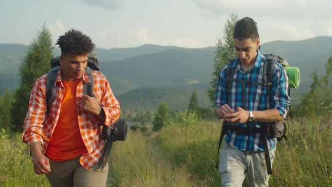 积极的多种族男性旅行者，背包使用指南针进行登山航行