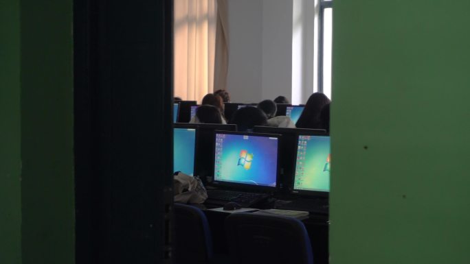 学生上课 计算机课 教室外偷看 学校机房