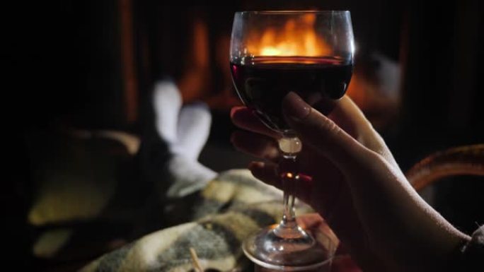冬季孤独-坐在壁炉旁喝一杯酒，欣赏燃烧的火焰
