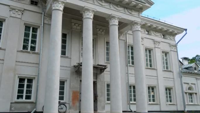 柱子和大楼的入口。修复历史宫殿