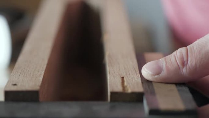 木匠用Try Square检查度角。试试方形木制品古董木匠工具。硬木木匠尝试方形