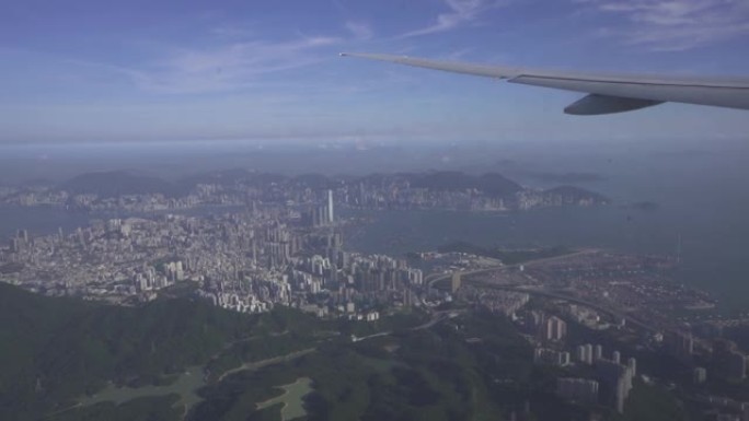 飞往香港的飞机。摩天大楼的飞机窗口视图