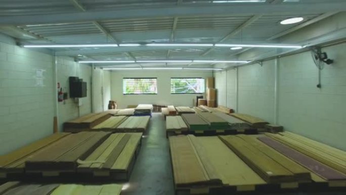仓库有各种木材，用于建筑和维修