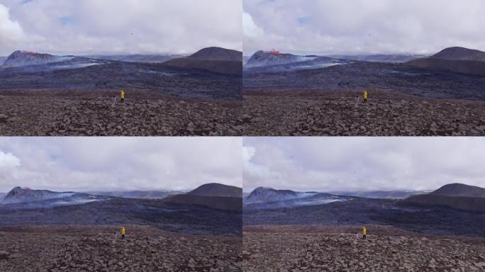 两名探险家在野外的空中射击，并看到一座喷发的火山