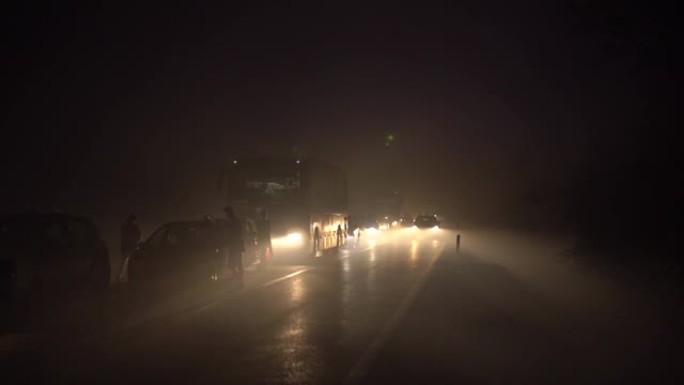 由于黑山发生火灾，带有闪光灯的汽车绕过了夜间交通