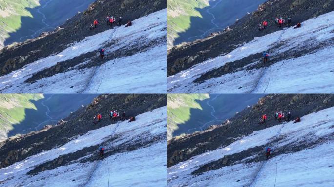 一名戴着红色头盔的登山者沿着冰碛行走，用登山杖用皮带沿着绳子移动