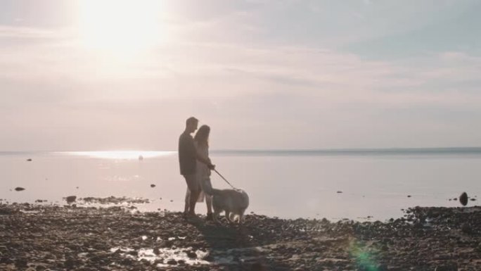 海边的情侣遛狗