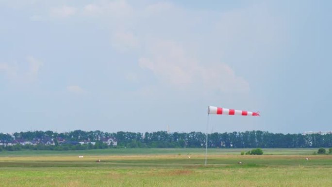 风向袋红色和白色在一个肮脏的机场